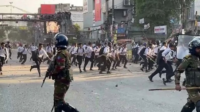 টিয়ারশেলে পিছু হটল শিক্ষার্থীরা, থমথমে সায়েন্সল্যাব এলাকা