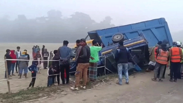 ট্রাক, পিকআপ ও মাইক্রোবাসের ত্রিমুখী সংঘর্ষে ৩ জন নিহত