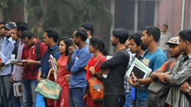 দেশে বেকার বেড়েছে