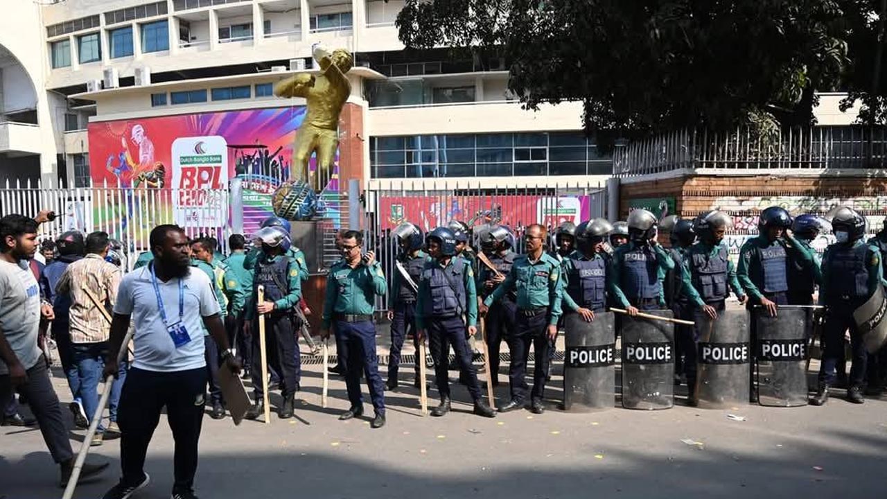 পুলিশের অ্যাকশান মুহুর্ত