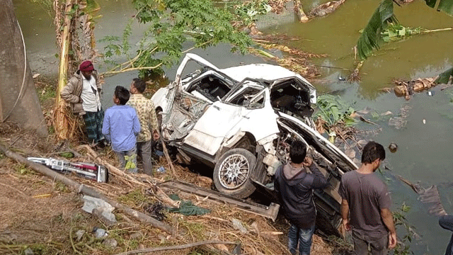 ট্রেনের ধাক্কায় মাইক্রোবাসের ৫ যাত্রী নিহত