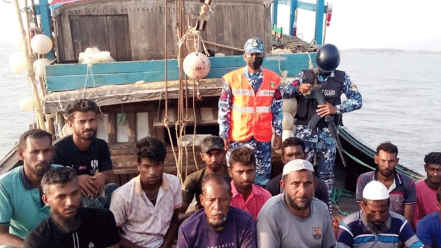 সমুদ্রে ভাসতে থাকা ১৩ জেলে জীবিত উদ্ধার করল কোস্টগার্ড