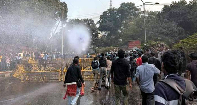 স্বরাষ্ট্র মন্ত্রণালয় অভিমুখে শিক্ষার্থীদে