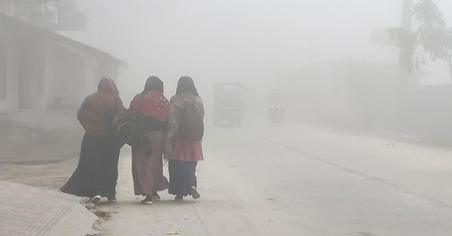 লালমনিরহাটে ঘন কুয়াশা ও হিমেল হাওয়ায় মানুষের দুর্ভোগ বেড়েছে