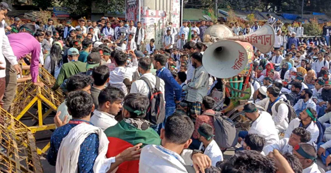 ব্যারিকেড ভেঙে সচিবালয় অভিমুখে ম্যাটস শিক্ষার্থীদের লং মার্চ