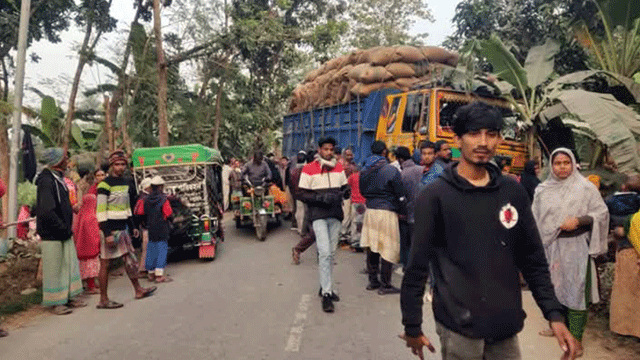 নওগাঁয় ট্রাক-মোটরসাইকেল সংঘর্ষে নিহত ৩