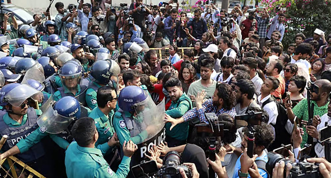 পুলিশের ওপর হামলার ঘটনায় ১২ জনের নামে মামলা