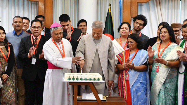 খ্রিস্টান সম্প্রদায়ের প্রতিনিধিদের সঙ্গে প্রধান উপদেষ্টার শুভেচ্ছা বিনিময়