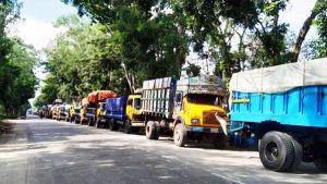 পাটুরিয়া-দৌলতদিয়ায় পারাপারের অপেক্ষায় ৫ শতাধিক পণ্যবাহী ট্রাক