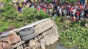 টুঙ্গিপাড়ায় যাত্রীবাহী বাস দুর্ঘটনায় নিহত বেড়ে ৪