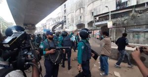 গুলিস্তানে পুলিশের ওপর ব্যবসায়ীদের হামলা