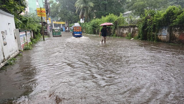 টানা বৃষ্টিতে পানির নিচে নোয়াখালী, লাখো মানুষ পানিবন্দি