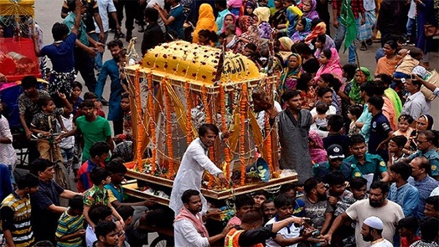 আশুরা উপলক্ষে রাজধানীতে তাজিয়া মিছিল চলছে