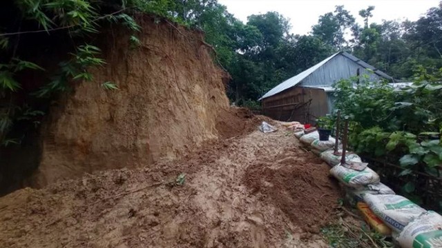 ভারী বৃষ্টিতে পাহাড়ে ধস, নিখোঁজ ৩