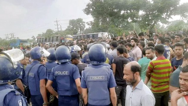 গাজীপুরের বিভিন্ন সড়কে শ্রমিকদের বিক্ষোভ, অবরোধ ৫ ঘন্টা