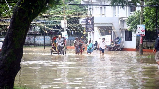 সুরমায় পানি বেড়ে, নগরজুড়ে জলাবদ্ধতা