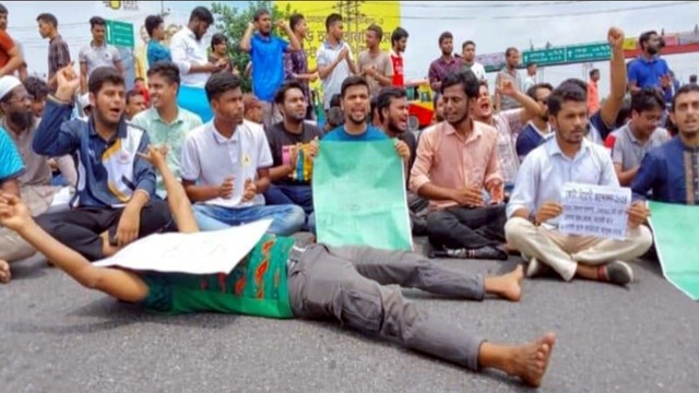 কোটা বিরোধী আন্দোলনে ঢাকা-টাঙ্গাইল মহাসড়ক অবরোধে শিক্ষার্থীরা