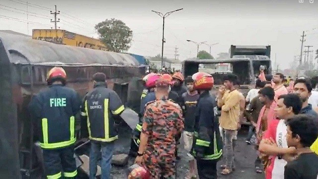 সাভারে তেলের লরি উল্টে ৫ গাড়িতে আগুন, একজনের মৃত্যু