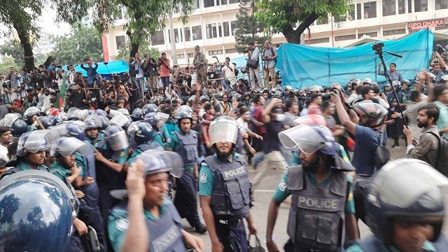 ব্যারিকেড ভেঙে বঙ্গভবনের দিকে যাচ্ছেন শিক্ষার্থীরা