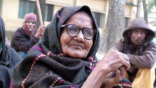  হিলিতে হতদরিদ্র ও শীতার্ত আসহায়দের মাঝে কম্বল বিতরণ