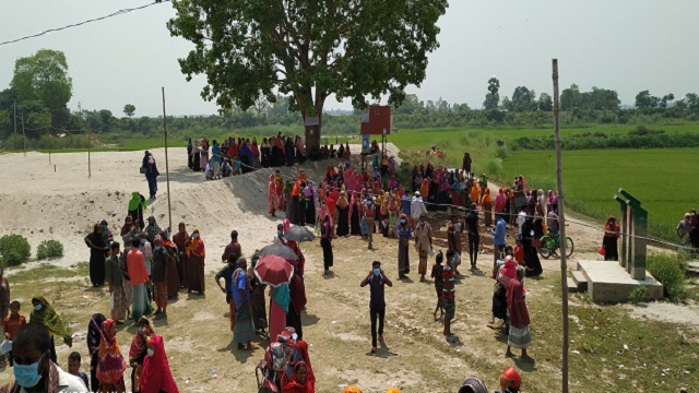 ভাঙ্গুড়া উপজেলার দিলপাশার ইউনিয়ন পরিষদ প্রাঙ্গণে কয়েক শতাধিক মানুষের সমাগম ঘটে।