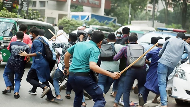 ই-অরেঞ্জ গ্রাহকদের ওপর পুলিশের লাঠিচার্জ