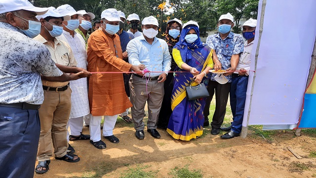 ঘোড়াঘাটে ফিতা কেটে প্রাণী সম্পদ প্রদর্শনী মেলার উদ্বোধন করেন উপজেলা চেয়ারম্যান ও উপজেলা নির্বাহী অফিসার।