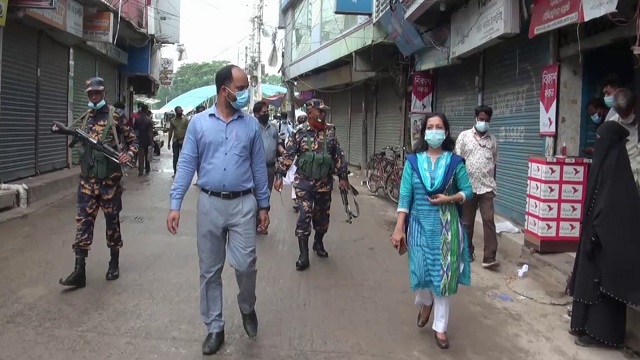 গোপালগঞ্জে বিধি নিষেধ উপেক্ষা করে বাইরে বের হচ্ছে মানুষ, প্রশাসনের কার্যকরের চেষ্টা