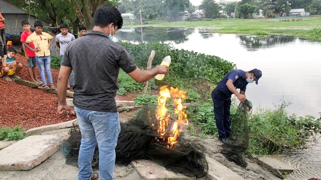 গোপালগঞ্জে ২৩টি চায়না ম্যাজিক ও দুই হাজার মিটার কারেন্ট জাল আগুনে পুড়িয়ে নষ্ট