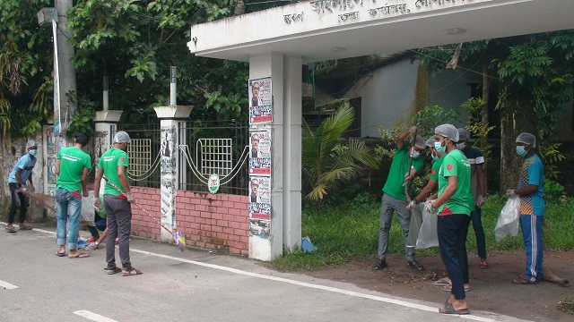 বঙ্গবন্ধুর পৈত্রিক বাড়ি পরিস্কার করার মধ্য দিয়ে পরিস্কার পরিচ্ছন্ন কার্যক্রম শুরু