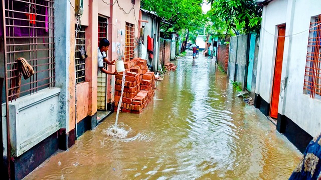 আষাঢ়ের বৃষ্টিতে ঈশ্বরদীতে জলাবদ্ধতা