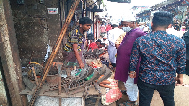 মাদারীপুরে কোরবানির সময়েও কাজ নেই কামারপাড়ায়!