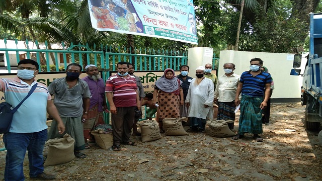 মুকসুদপুরে করোনাকালীন লকডাউনে অসহায় পরিবারের মাঝে প্রধানমন্ত্রীর উপহার খাদ্য সহায়তা প্রদান