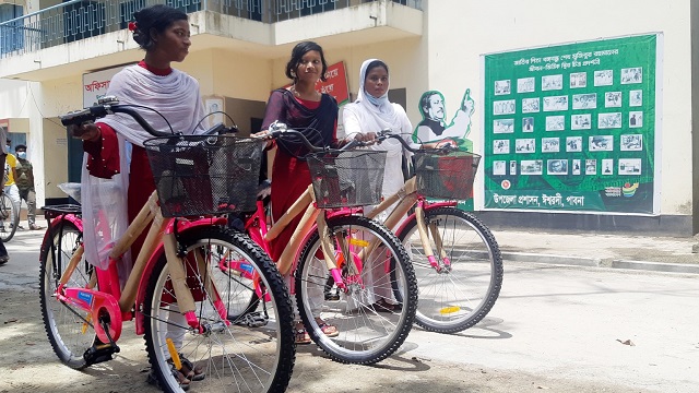 ক্ষুদ্র নৃ-গোষ্ঠীর শিক্ষার্থীদের বৃত্তি ও সাইকেল বিতরণ