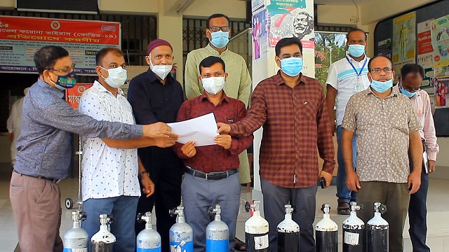 পাবনায় এফবিসিসিআই’র অক্সিজেন সিলিন্ডারসহ স্বাস্থ্য সুরক্ষাসামগ্রী হস্তান্তর