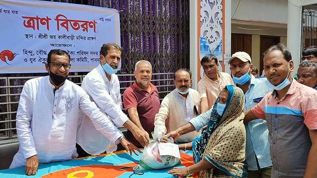 পাবনায় হিন্দু বৌদ্ধ খ্রিস্টান ঐক্য পরিষদ সদর উপজেলা ও যুব ঐক্য পরিষদের উদ্যোগে কর্মহীন মানুষের মাঝে খাদ্য সামগ্রী বিতরণ