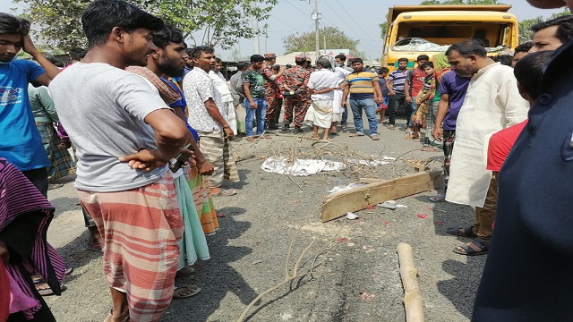 পাবনায় ট্রাক চাপায় বাবা-মেয়ে নিহত