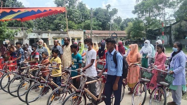 সৈয়দপুরে বিনামূল্যে সাইকেল পেলো ৩২ দরিদ্র শিক্ষার্থী