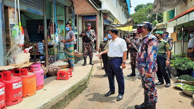 কঠোর লকডাউনের মধ্যেই মাদারীপুরে একদিনে সর্বোচ্চ করোনা শনাক্ত, কালকিনিতে প্রায় ১৮ হাজার টাকা জরিমানা, রাজৈরে জনগণকে সরকারী বিধিনিষেধ মানাতে প্রশাসনের অভিযান