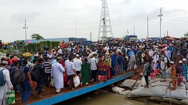 বাংলাবাজার-শিমুলিয়া নৌরুটে ঢাকা গামী যাত্রীদের ভিড়