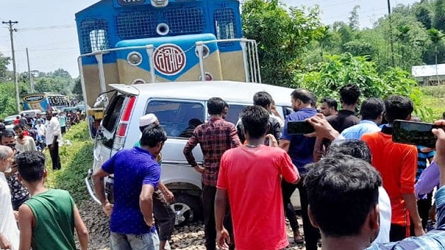 মৌলভীবাজারে মাইক্রোবাসে ট্রেনের ধাক্কায় নিহত তিন