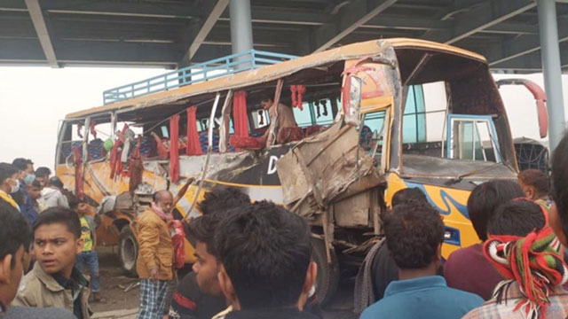 ফরিদপুরে নিয়ন্ত্রণহীন বাস উল্টে নিহত ৩