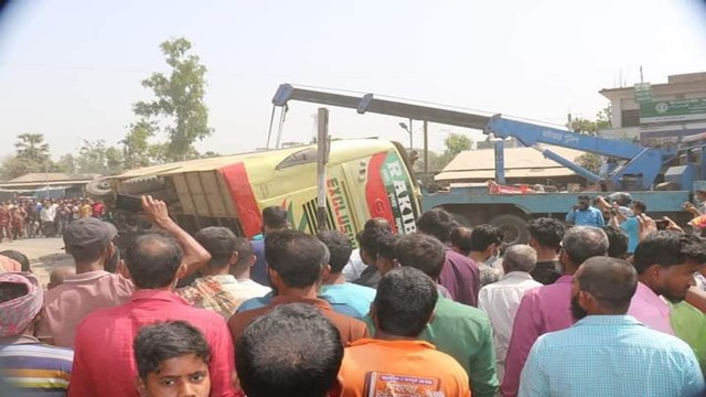 গোবিন্দগঞ্জে যাত্রীবাহী বাস নিয়ন্ত্রণ হারিয়ে নিহত ২