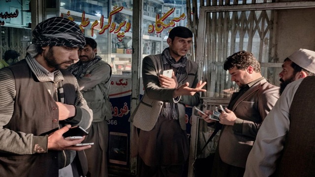 আফগানিস্তানের জন্য নতুন নিয়মে ফেসবুক-টুইটার