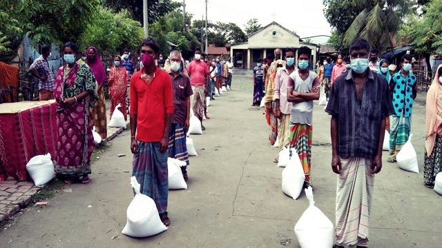 বাগেরহাট জেলা প্রশাসনের পক্ষ থেকে শতাধিক মানুষকে খাদ্য সহায়তা