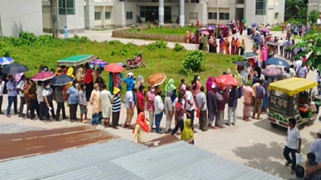 বাগেরহাটে করোনা টিকা নিতে প্রচন্ড ভিড়