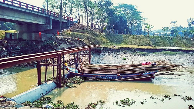 বাগেরহাটের ফকিরহাটে নদী আটকে ওয়াসার পাইপ, এক বছরেও হয়নি অপরসণ!