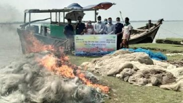 পায়রা নদীতে অভিযানে বিপুল পরিমাণে অবৈধ জাল জব্দ