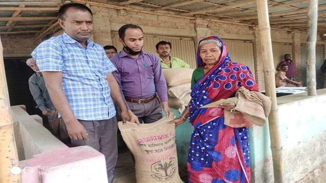 হত-দরিদ্র মানুষের মাঝে খাদ্য ১০ টাকা কেজি চাল বিতরন