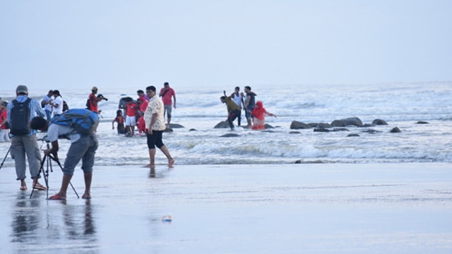 পর্যটদের পদচারণায় মুখরিত সমুদ্রসৈকত